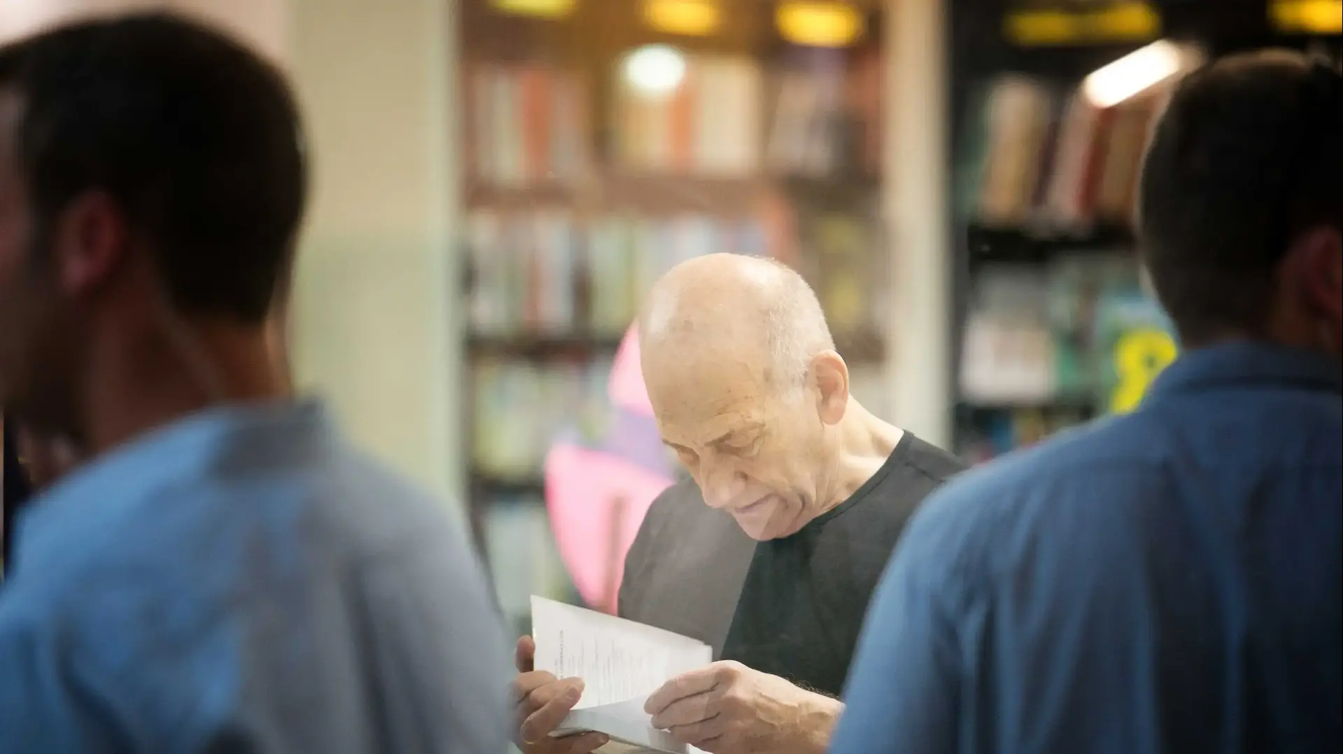 אהוד אולמרט מבלה בחנות צומת ספרים בירושלים בזמן החופשה שלו מן הכלא אהוד אולמרט מבלה בחנות צומת ספרים בירושלים בזמן החופשה שלו מן הכלא