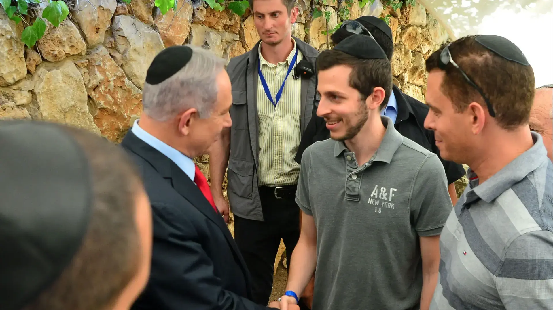 החלקה הצבאית בהר הרצל אזכרה במלאת 40 שנה לנפילתו של יוני נתניהו במהלך מבצע אנטבה ראש הממשלה פוגש את גלעד שליט החלקה הצבאית בהר הרצל אזכרה במלאת 40 שנה לנפילתו של יוני נתניהו במהלך מבצע אנטבה ראש הממשלה פוגש את גלעד שליט