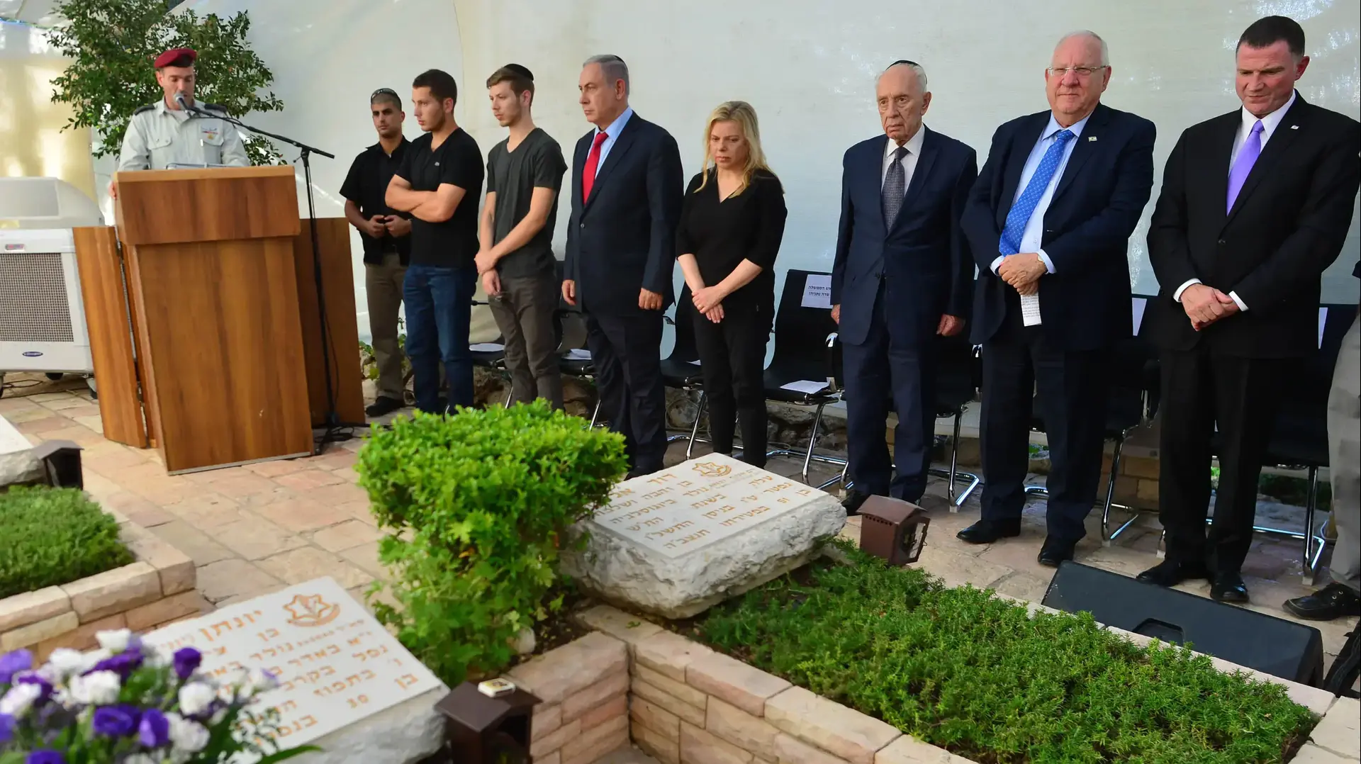 החלקה הצבאית בהר הרצל אזכרה במלאת 40 שנה לנפילתו של יוני נתניהו במהלך מבצע אנטבה ראש הממשלה מלווה ברעייתו שרה, ילדיו ובני משפחתו החלקה הצבאית בהר הרצל אזכרה במלאת 40 שנה לנפילתו של יוני נתניהו במהלך מבצע אנטבה ראש הממשלה מלווה ברעייתו שרה, ילדיו ובני משפחתו
