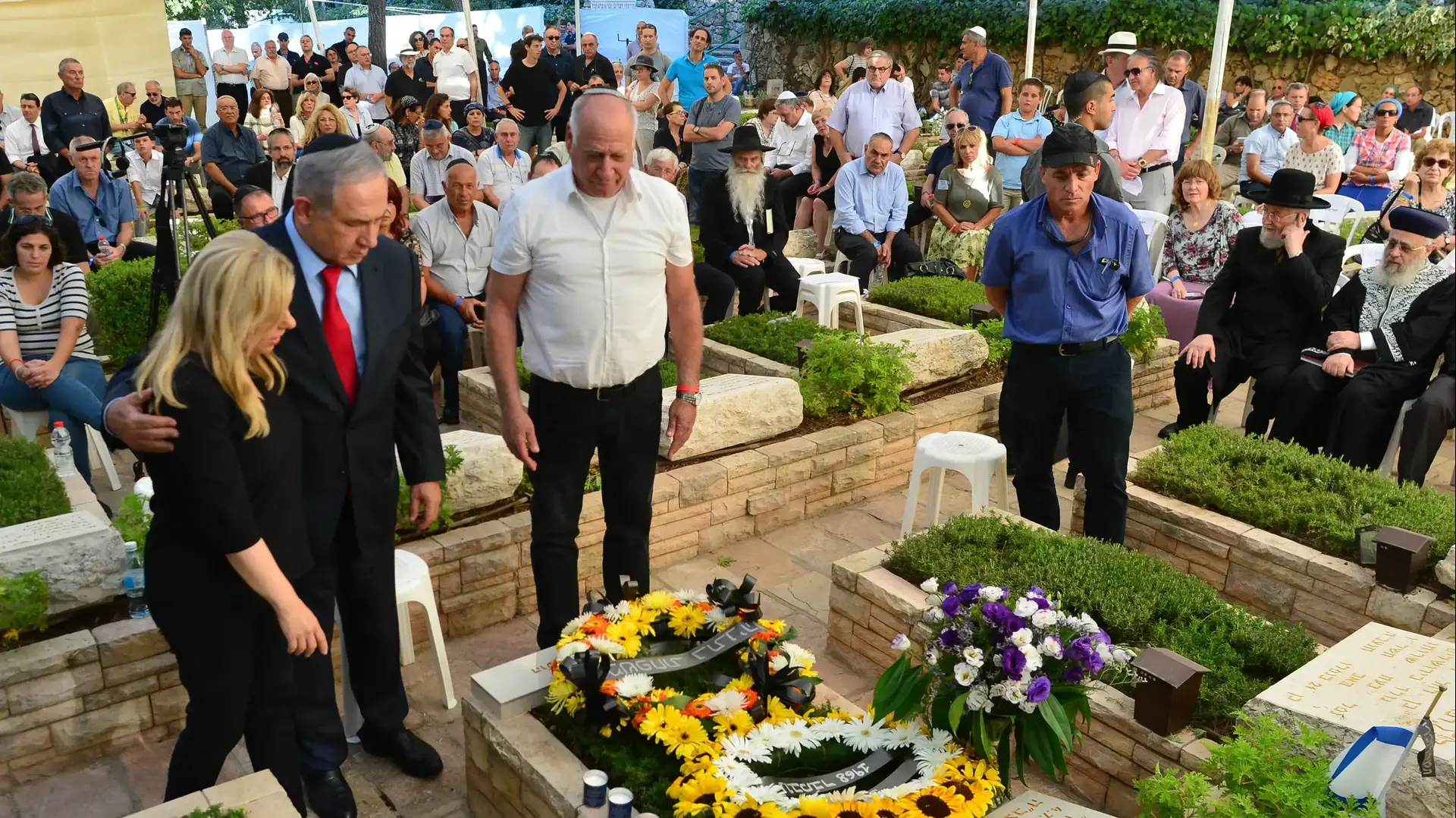 החלקה הצבאית בהר הרצל אזכרה במלאת 40 שנה לנפילתו של יוני נתניהו במהלך מבצע אנטבה ראש הממשלה מלווה ברעייתו שרה, ילדיו ובני משפחתו החלקה הצבאית בהר הרצל אזכרה במלאת 40 שנה לנפילתו של יוני נתניהו במהלך מבצע אנטבה ראש הממשלה מלווה ברעייתו שרה, ילדיו ובני משפחתו