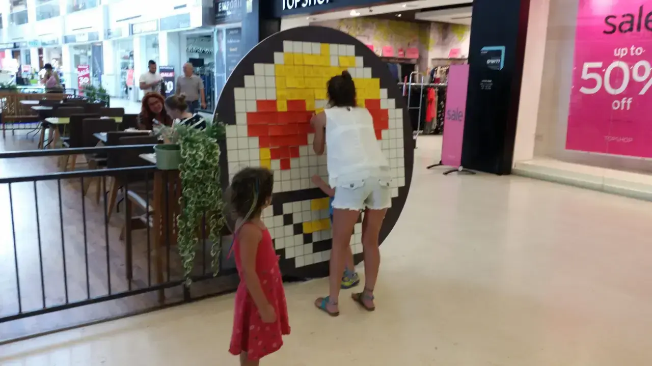 מיצג אמוג'י לגיוס תרומות לילדי וראייטי בקניון ארנה בהרצליה מיצג אמוג'י לגיוס תרומות לילדי וראייטי בקניון ארנה בהרצליה