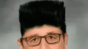 תמונות הלועגות לנשיא צרפת פרנסואה הולנד שפורסמו עם חשיפת שכרו החודשי של הספר שלו. 14 ביולי 2016