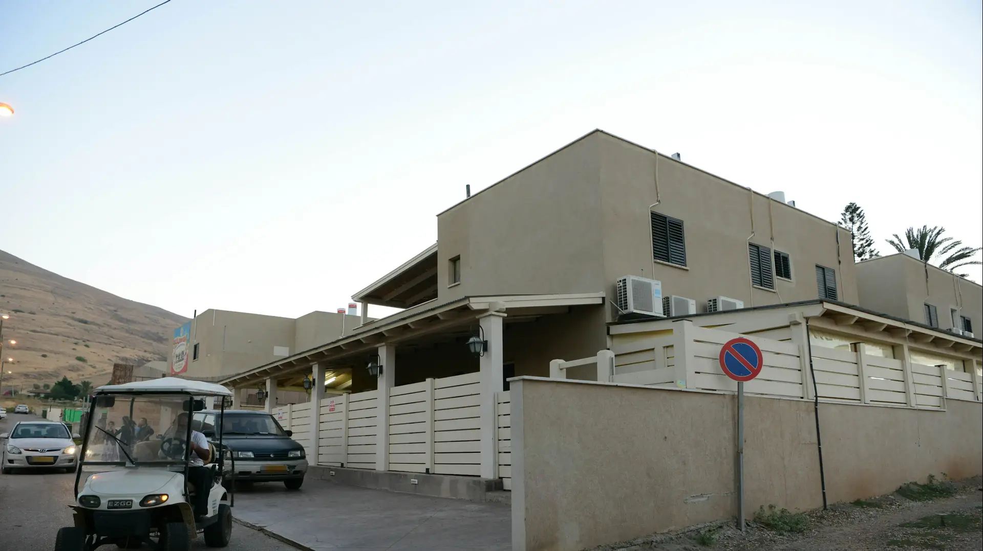 פעוט כבן שלוש וחצי טבע בבריכה בצימר ביישוב יבניאל. יולי 2016