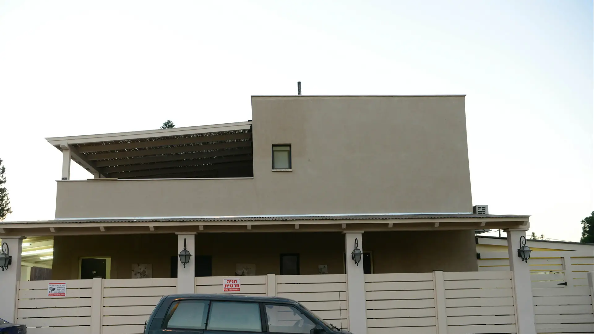 פעוט כבן שלוש וחצי טבע בבריכה בצימר ביישוב יבניאל. יולי 2016