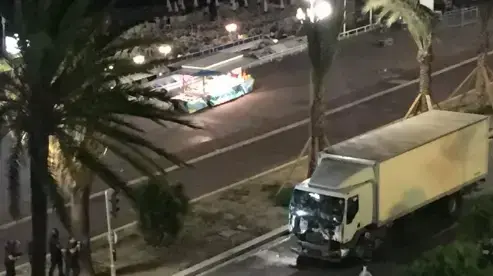 משאית התנגשה בקהל בני אדם בחגיגות יום הבסטיליה בניס שבצרפת 15 יולי 2016 משאית התנגשה בקהל בני אדם בחגיגות יום הבסטיליה בניס שבצרפת 15 יולי 2016
