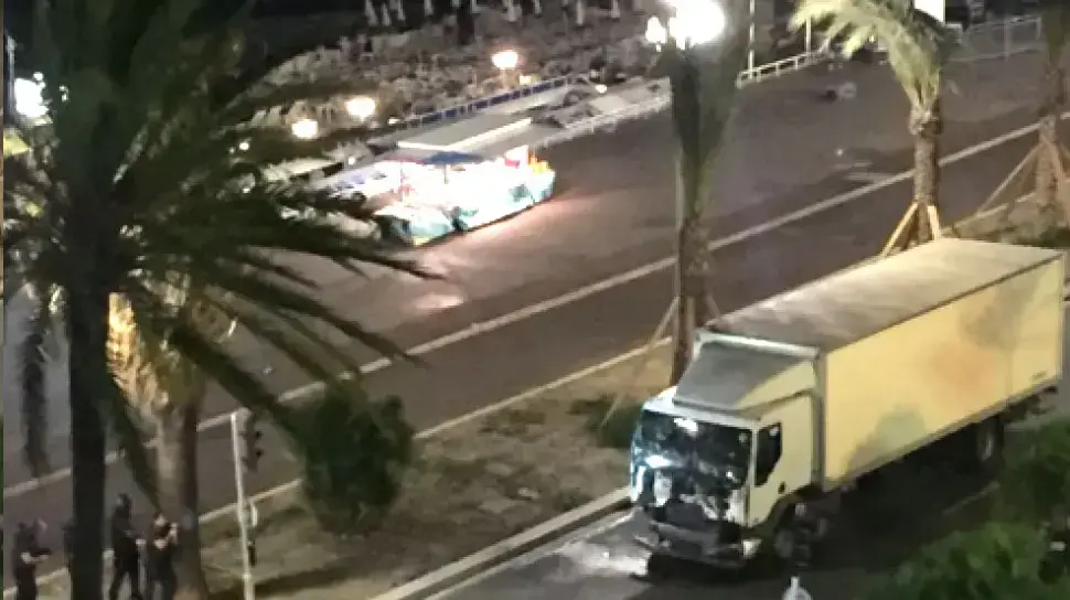 משאית התנגשה בקהל בני אדם בחגיגות יום הבסטיליה בניס שבצרפת 15 יולי 2016