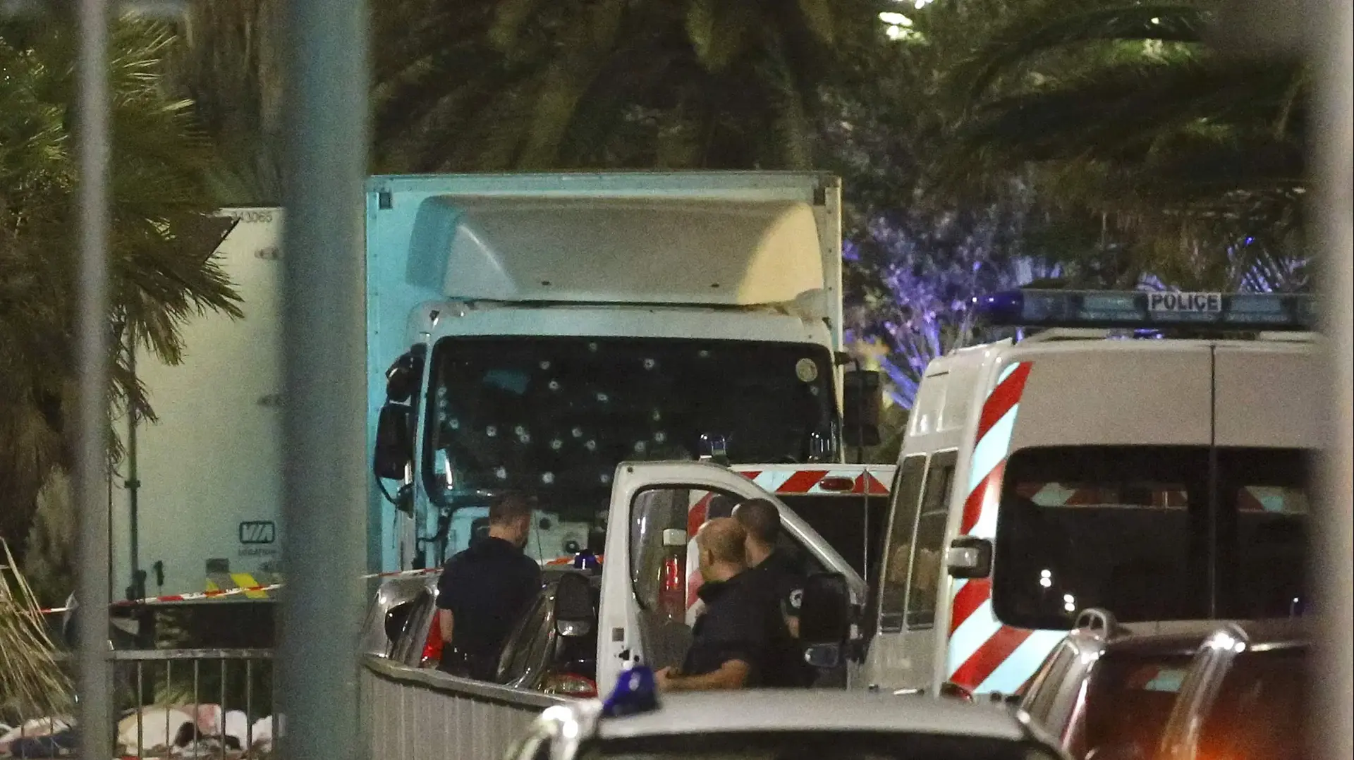 זירת פיגוע המשאית בניס צרפת יום הבסטיליה זירת פיגוע המשאית בניס צרפת יום הבסטיליה