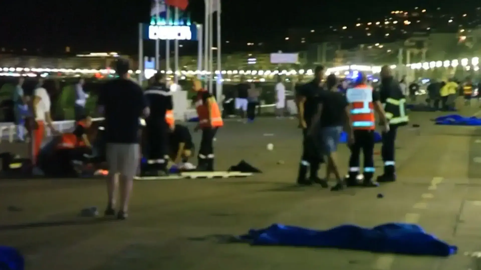 צרפת: משאית דרסה למוות עשרות חוגגים בטיילת בניס; המחבל חוסל בתום חילופי אש