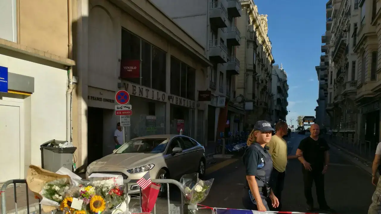 אזרחים וכוחות ביטחון סמוך לאזור הפיגוע בניס שבצרפת 15 יולי 2016