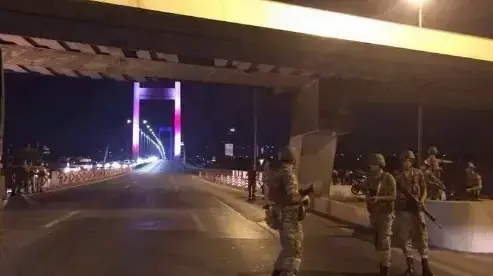 גשר בואזיצ'י וגשר פתיח סולטן מחמט, הגשרים שמחברים את צדדיה של איסטנבול, בטורקיה, 15 ביולי 2016 גשר בואזיצ'י וגשר פתיח סולטן מחמט, הגשרים שמחברים את צדדיה של איסטנבול, בטורקיה, 15 ביולי 2016