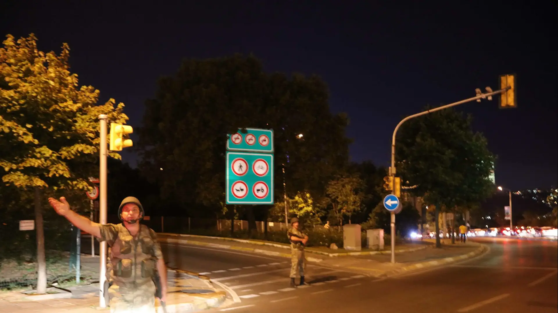 חייל ליד גשר בואזיצ'י המחבר בין שני חלקיה של איסטנבול בעת ניסיון ההפיכה, 16 ביולי 2016 חייל ליד גשר בואזיצ'י המחבר בין שני חלקיה של איסטנבול בעת ניסיון ההפיכה, 16 ביולי 2016