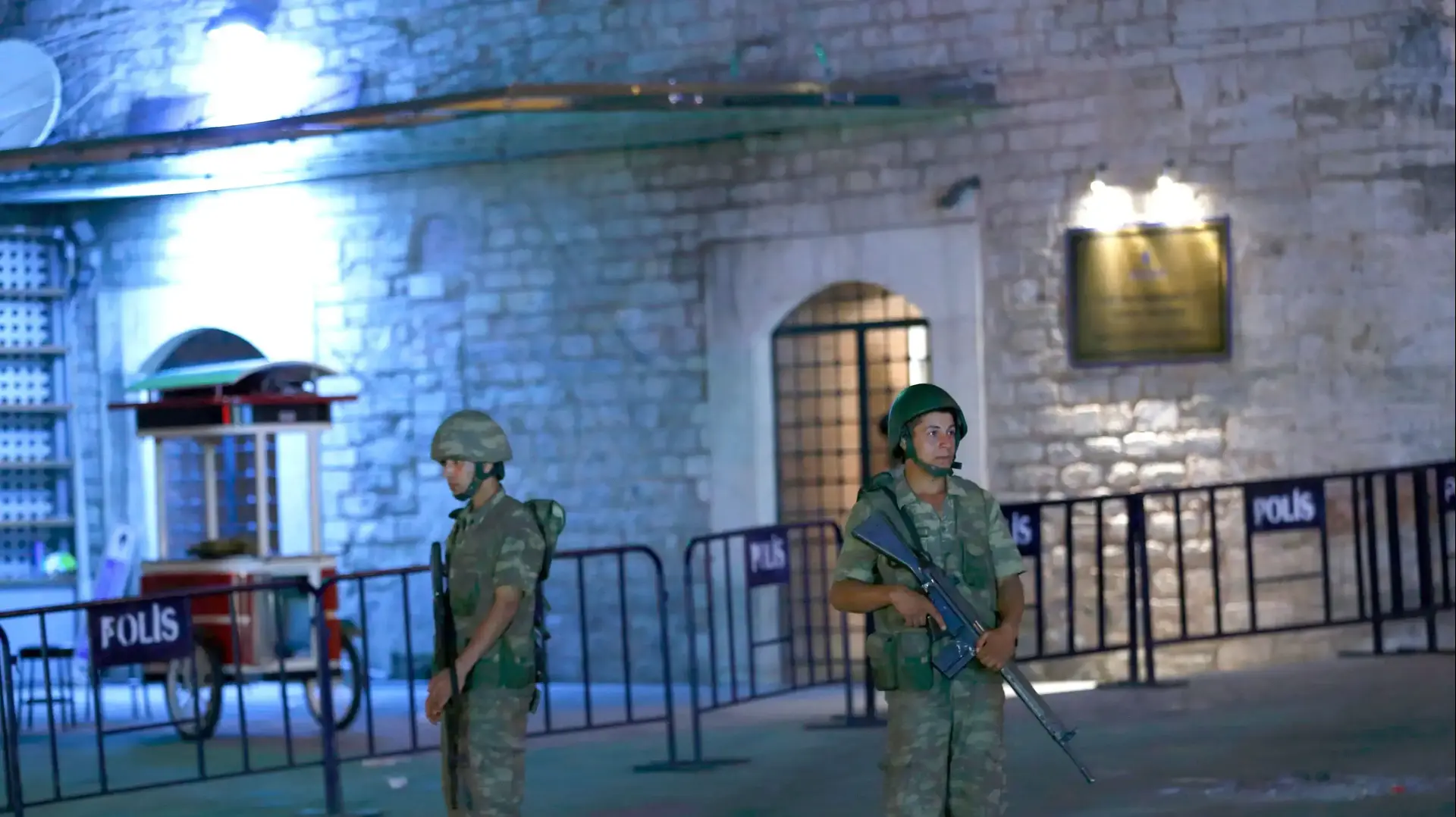 אנשי צבא טורקי בכיכר טסקים באיסטנבול טורקיה אנשי צבא טורקי בכיכר טסקים באיסטנבול טורקיה