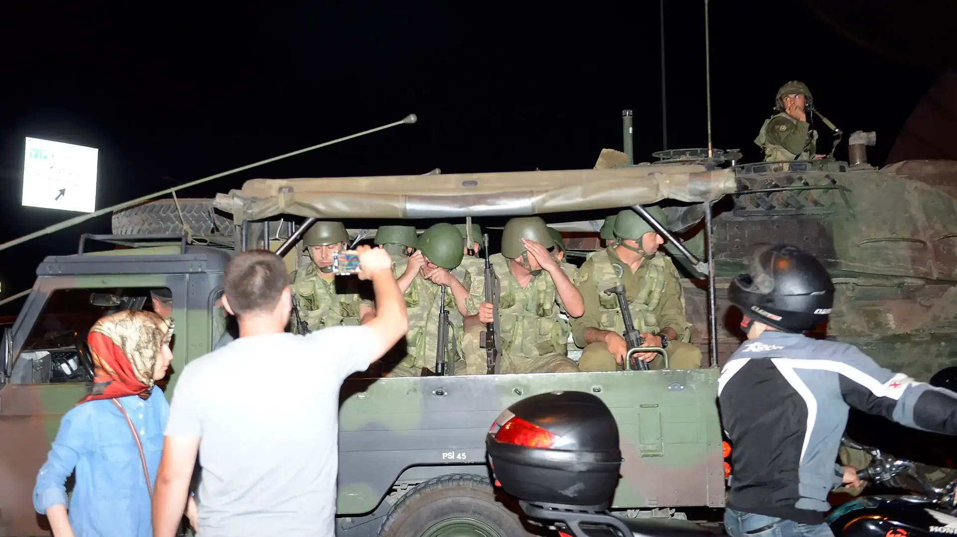 חיילים טורקים יושבים ברכב  בשדה התעופה הצבאי אטאטורק באיסטנבול  ערב ניסיון הפיכה צבאית בטורקיה