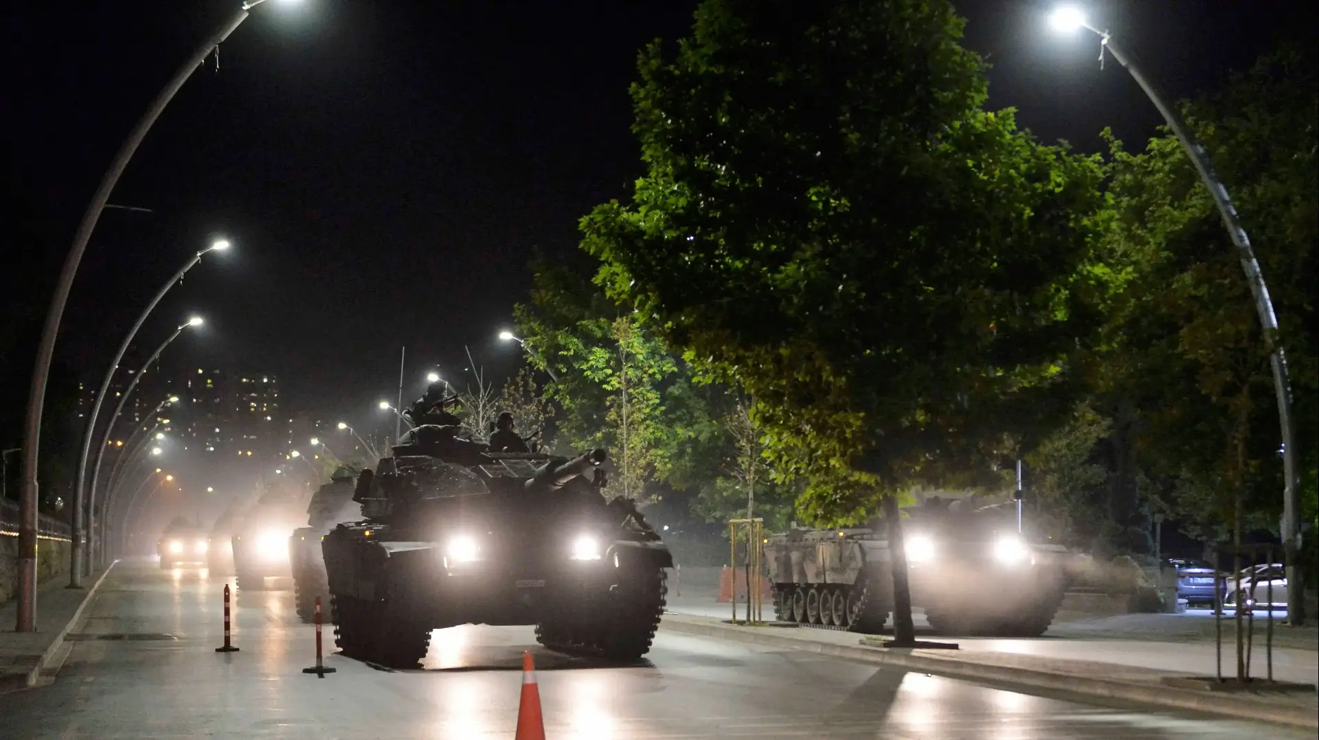 טנק ברחובות אנקרה ערב ניסיון הפיכה צבאית בטורקיה טנק ברחובות אנקרה ערב ניסיון הפיכה צבאית בטורקיה