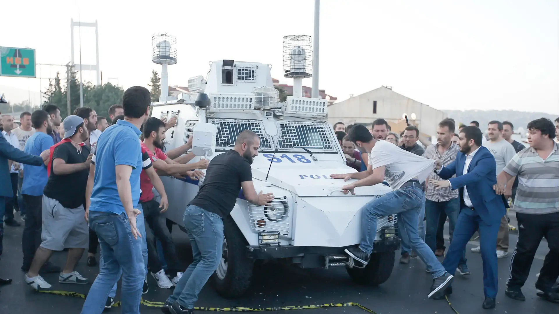 טורקים מנסים למנוע מרכב משטרה לנוע בכביש, איסטנבול. 16 ביולי 2016 טורקים מנסים למנוע מרכב משטרה לנוע בכביש, איסטנבול. 16 ביולי 2016