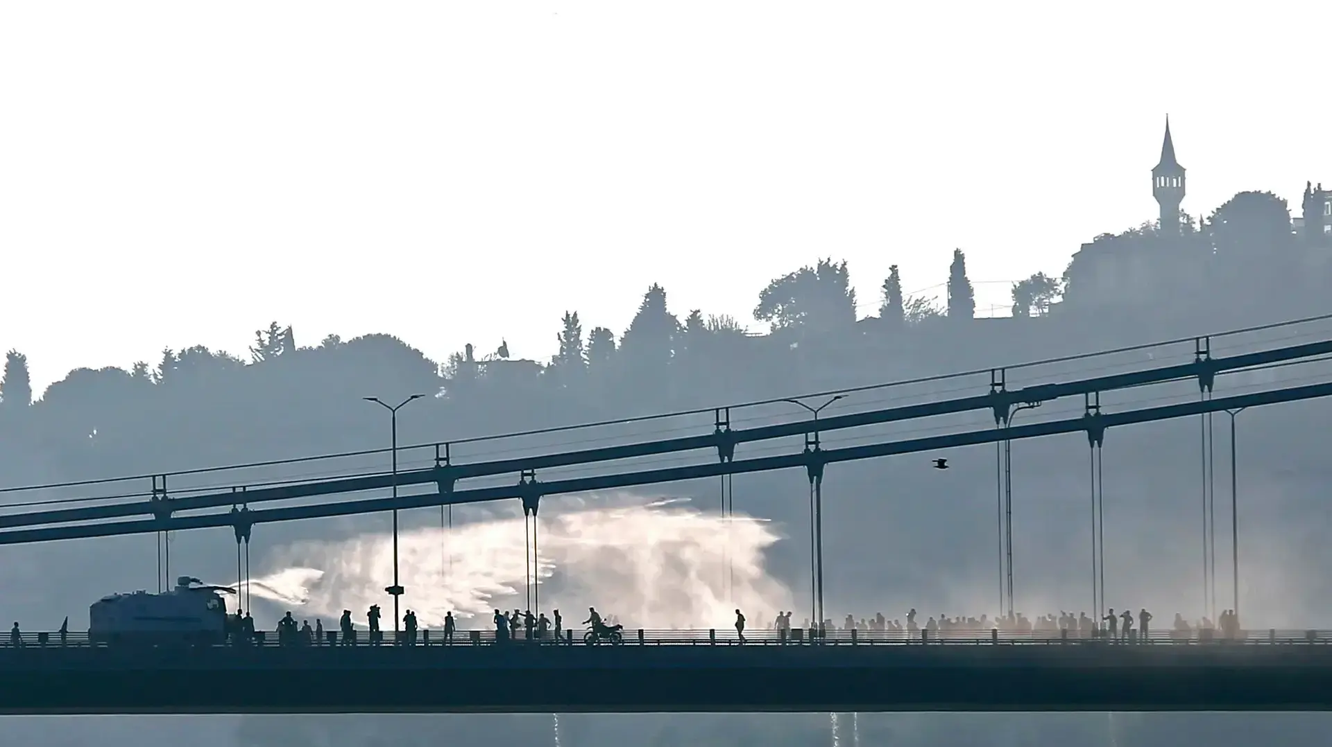 שוטרים מתיזים מים על מפגינים נגד הממשלה בגשר הבוספורוס, איסטנבול. 16 ביולי 2016 שוטרים מתיזים מים על מפגינים נגד הממשלה בגשר הבוספורוס, איסטנבול. 16 ביולי 2016