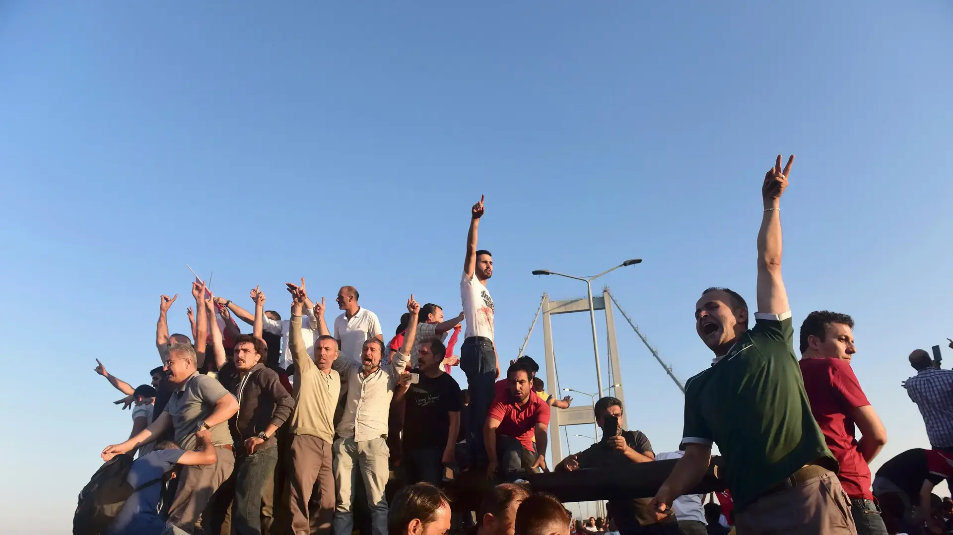 אזרחי טורקיה חוגגים את הצלחתם לעצור את פעילות צבא טורקיה. 16 ביולי 2016 אזרחי טורקיה חוגגים את הצלחתם לעצור את פעילות צבא טורקיה. 16 ביולי 2016