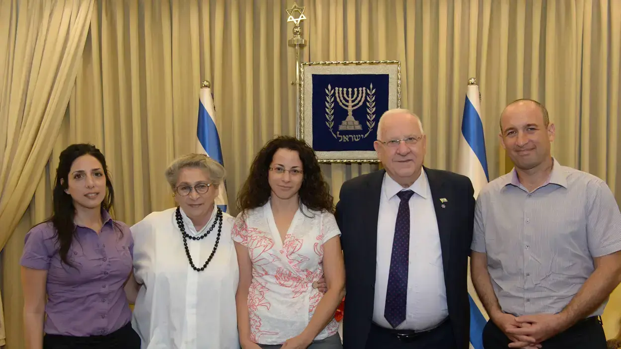 נשיא המדינה ורעייתו עם אורי ומיקה בנקי, ועם מנכ"לית הבית הפתוח שרה קלה- מאיר נשיא המדינה ורעייתו עם אורי ומיקה בנקי, ועם מנכ"לית הבית הפתוח שרה קלה- מאיר