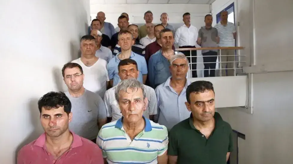 מפקד חיל האוויר לשעבר בצבא טורקיה (באמצע) וקצינים נוספים שהיו מעורבים בניסיון הפיכה, 17 ביולי 2016 מפקד חיל האוויר לשעבר בצבא טורקיה (באמצע) וקצינים נוספים שהיו מעורבים בניסיון הפיכה, 17 ביולי 2016