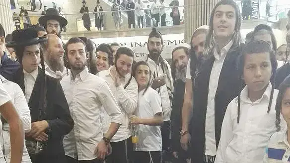 חסידי הרב ברלנד פרשו לכבודו שטיח אדום בשדה התעופה חסידי הרב ברלנד פרשו לכבודו שטיח אדום בשדה התעופה