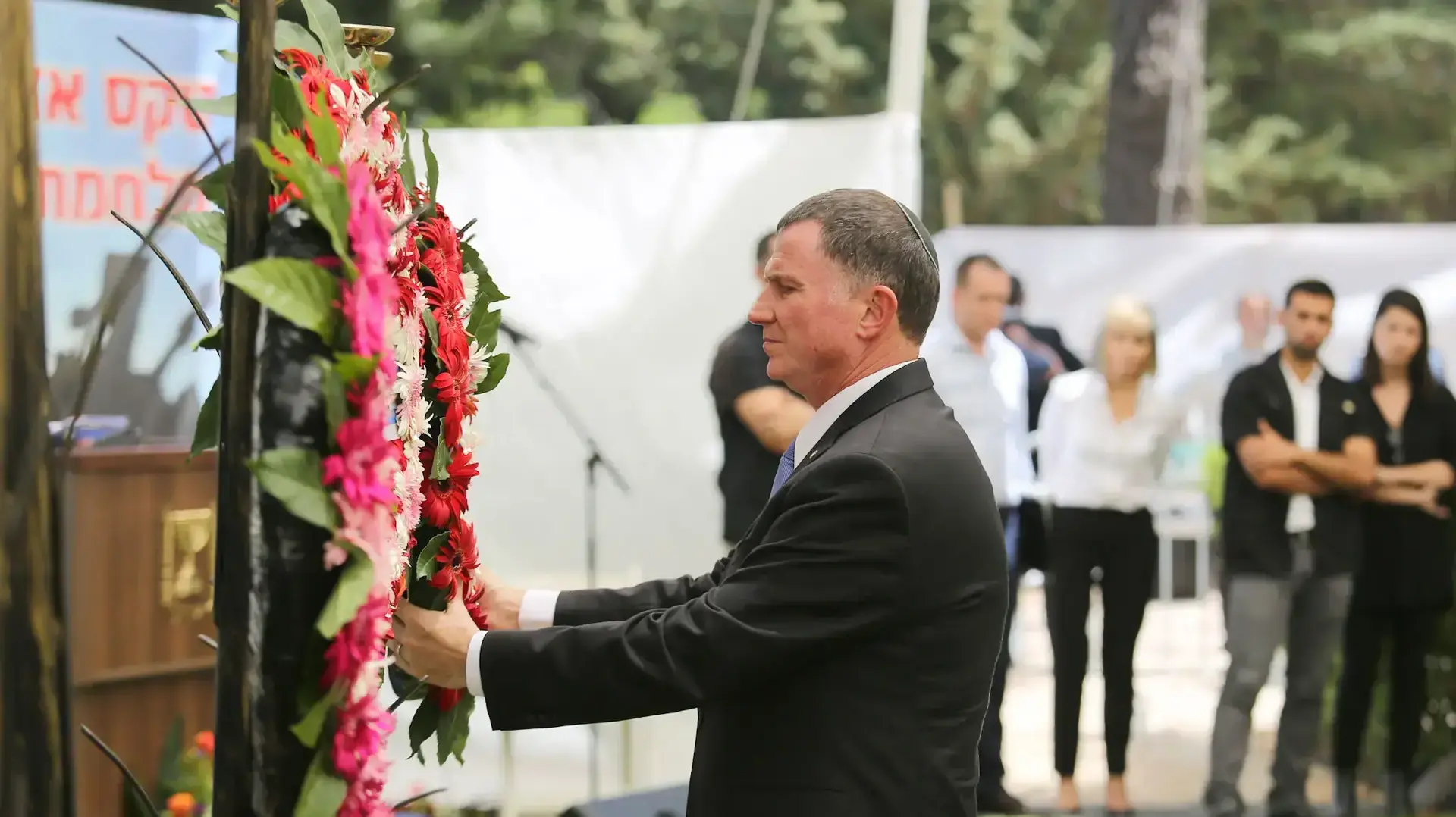 יו"ר הכנסת יולי אדלשטיין מניח זרים בטקס יום הזיכון לחללי מלחמת העולם השנייה הר הרצל יו"ר הכנסת יולי אדלשטיין מניח זרים בטקס יום הזיכון לחללי מלחמת העולם השנייה הר הרצל