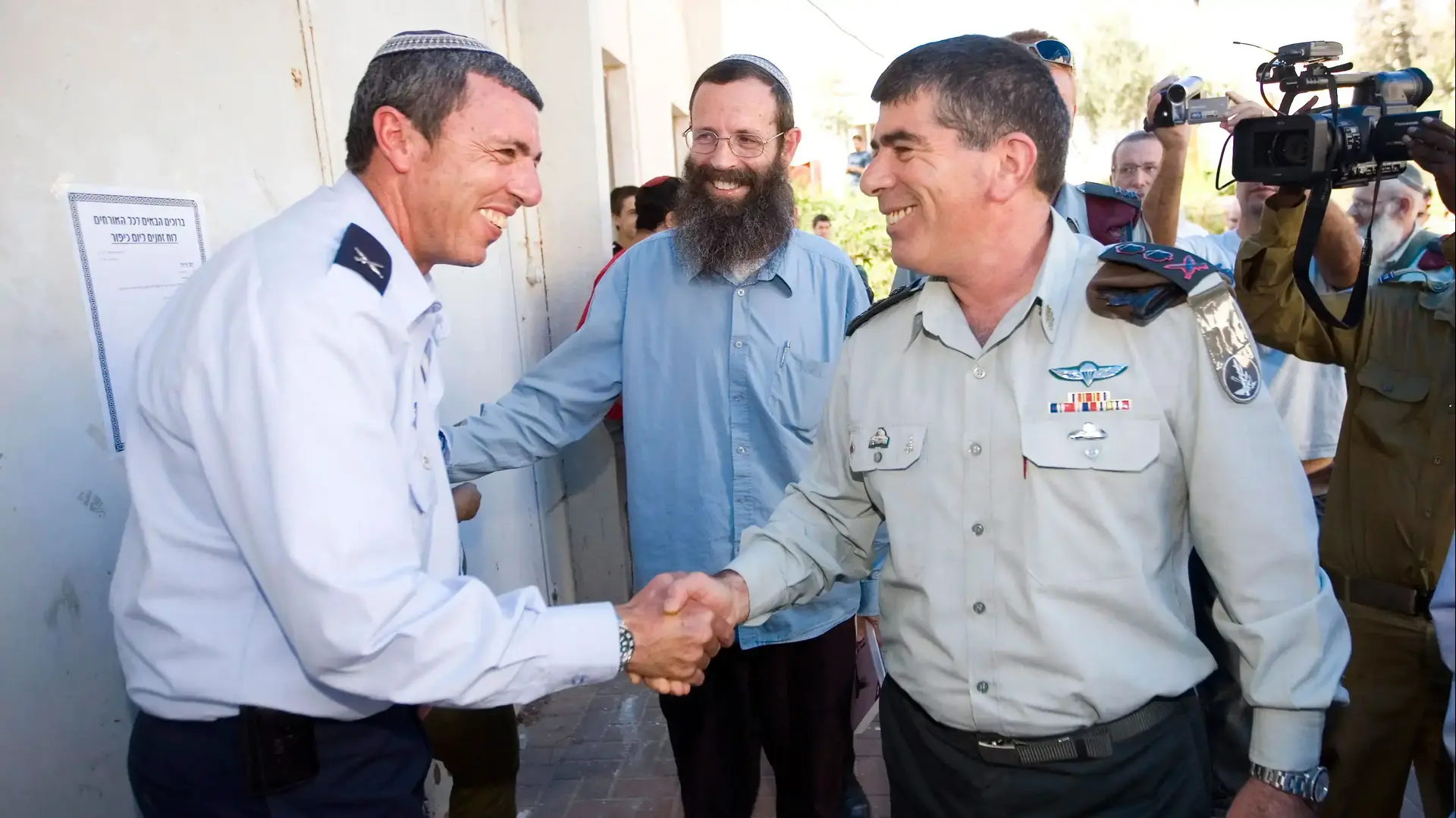 בתמונה משנת 2010  במכינה הצבאית בעלי , הרב הצבאי הראשי לשעבר רפי פרץ, הרמטכ"ל דאז גבי אשכנזי והרב יגאל לוינשטיין