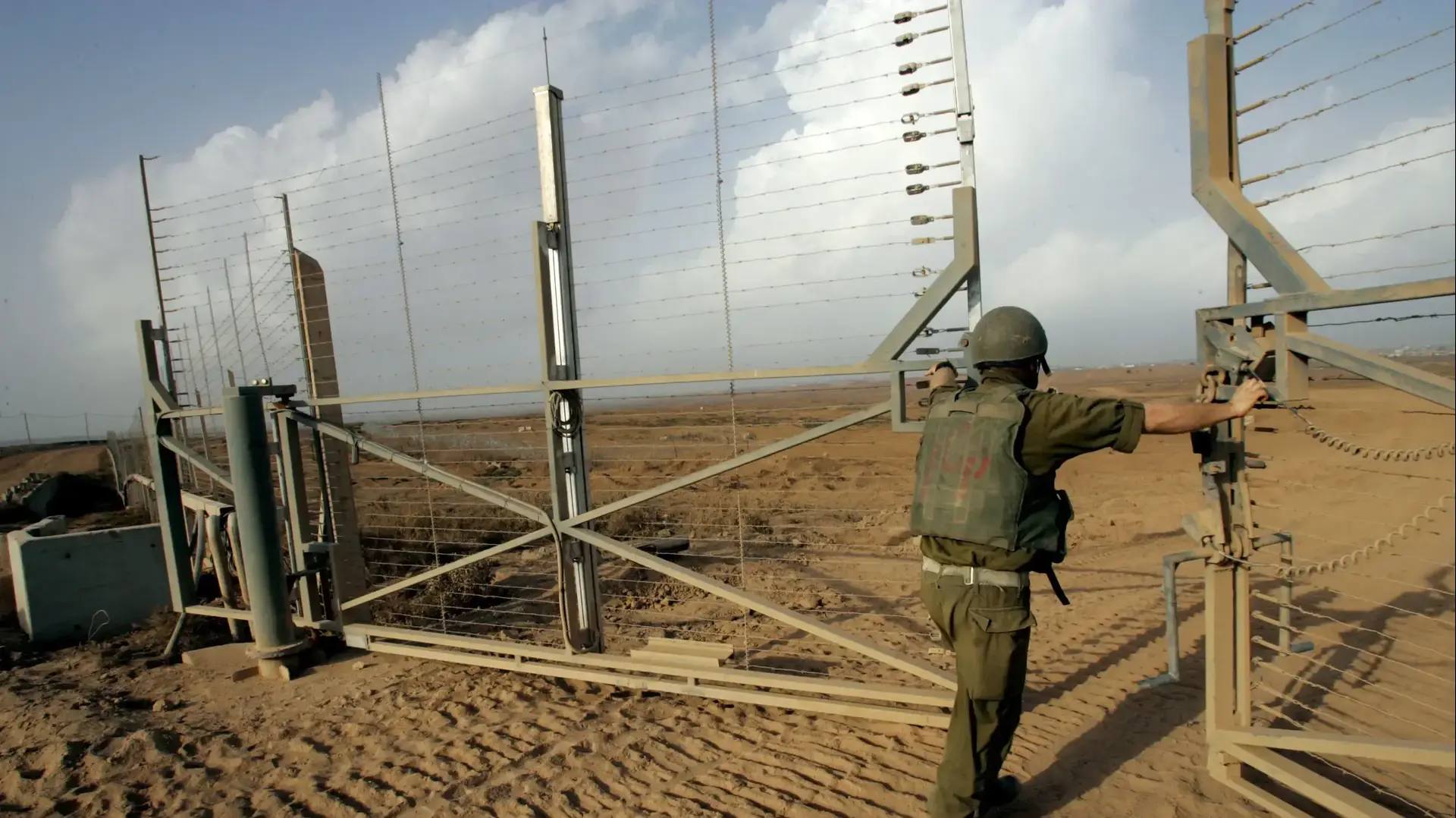 חייל צה"ל פותח את גדר המערכת בעזה למעבר טנקים, ליד קיבוץ מפסלים, אוקטובר 2006 חייל צה"ל פותח את גדר המערכת בעזה למעבר טנקים, ליד קיבוץ מפסלים, אוקטובר 2006