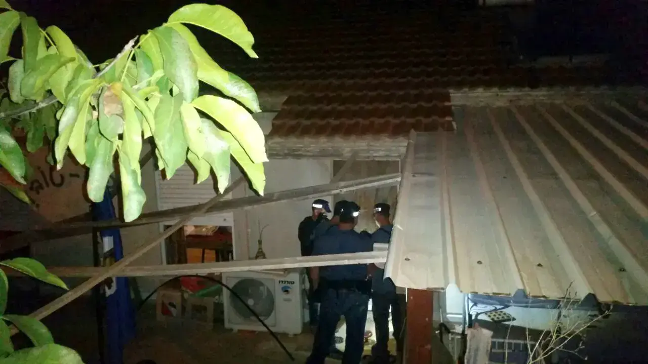 המשטרה מזהירה תושבת יצהר לקראת מצעד הגאווה בירושלים. יולי 2016 המשטרה מזהירה תושבת יצהר לקראת מצעד הגאווה בירושלים. יולי 2016