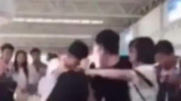 אישה מכה את המאהבת של בעלה בשדה התעופה