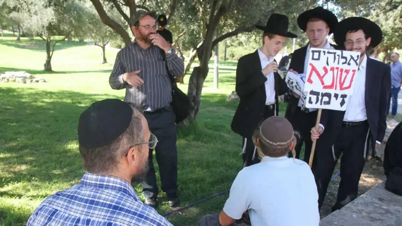 חרדים ליד מתחם מצעד הגאווה בירושלים. 21 ביולי 2016