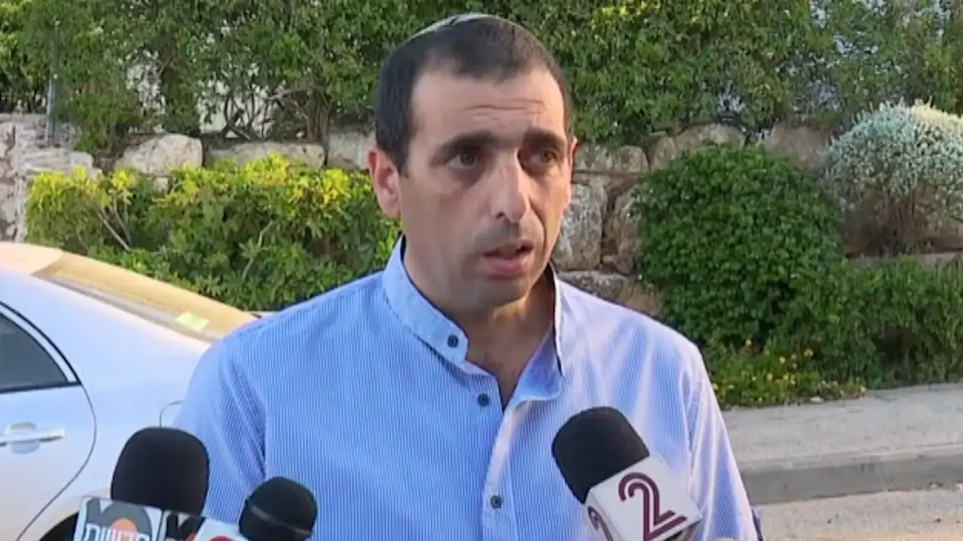 אופק בוכריס, הצהרה לתקשורת מחוץ לביתו. מצפה נטופה 21 ביולי 2016 אופק בוכריס, הצהרה לתקשורת מחוץ לביתו. מצפה נטופה 21 ביולי 2016