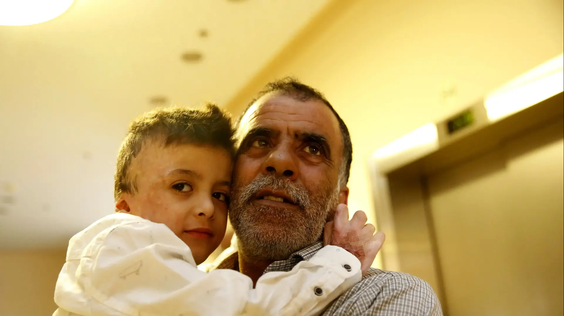 אחמד דוואבשה וסבו חוסיין לפני שחרורו מבית החולים שיבא בתל השומר, 22 ביולי 2016
