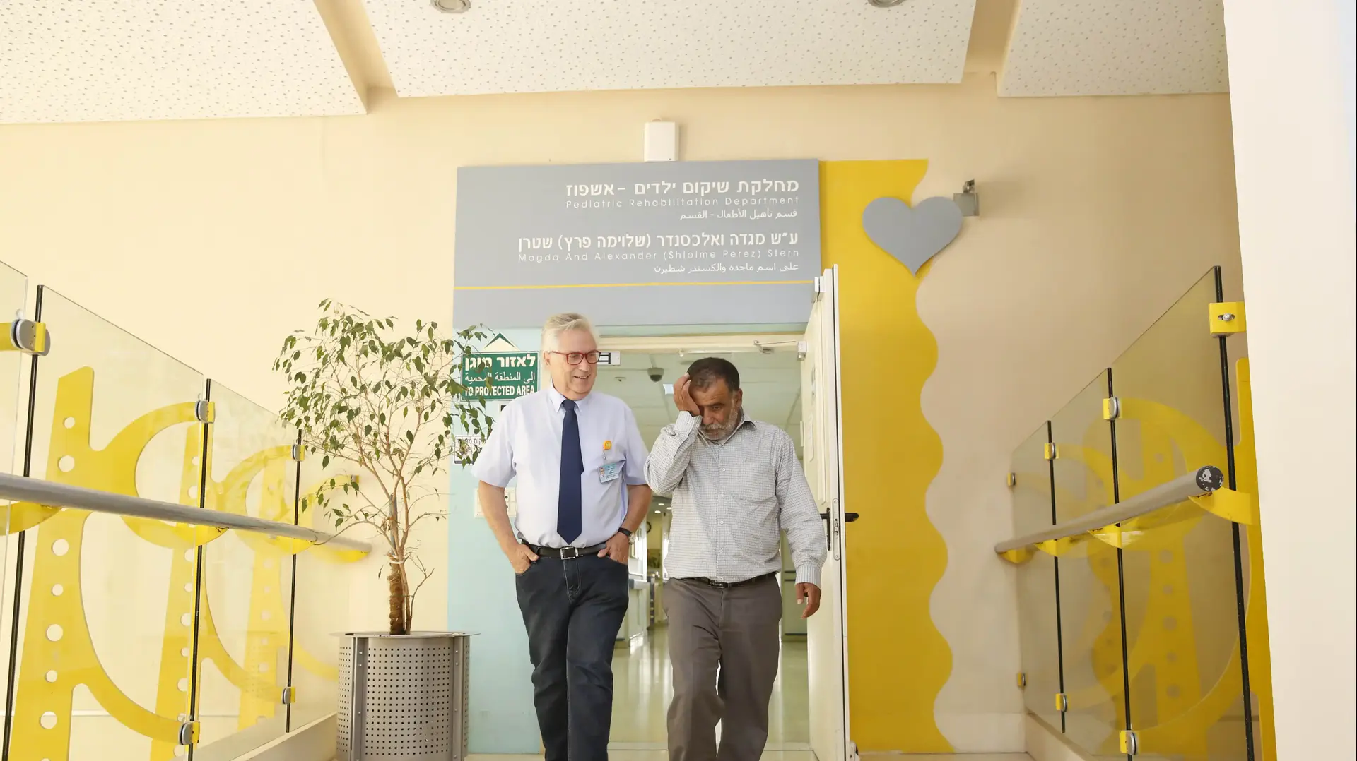 אחמד דוואבשה וסבו חוסיין לפני שחרורו מבית החולים שיבא בתל השומר, 22 ביולי 2016 אחמד דוואבשה וסבו חוסיין לפני שחרורו מבית החולים שיבא בתל השומר, 22 ביולי 2016