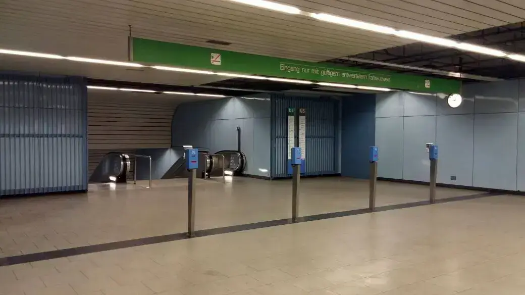 תחנת מטרו סמוכה לזירת אירוע הירי במרכז הקניות OEZ במינכן, גרמניה, 22 ביולי 2016 תחנת מטרו סמוכה לזירת אירוע הירי במרכז הקניות OEZ במינכן, גרמניה, 22 ביולי 2016
