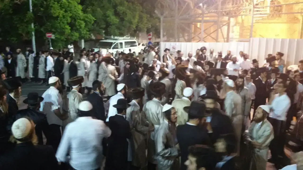 מאות מחסידיו של הרב אליעזר ברלנד עושים את הלילה במתחם כלא ניצן ברמלה, 14 ביולי 2016 מאות מחסידיו של הרב אליעזר ברלנד עושים את הלילה במתחם כלא ניצן ברמלה, 14 ביולי 2016