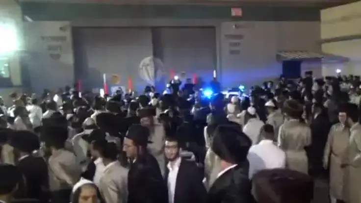 מאות מחסידיו של הרב אליעזר ברלנד עושים את הלילה במתחם כלא ניצן ברמלה, 14 ביולי 2016 מאות מחסידיו של הרב אליעזר ברלנד עושים את הלילה במתחם כלא ניצן ברמלה, 14 ביולי 2016