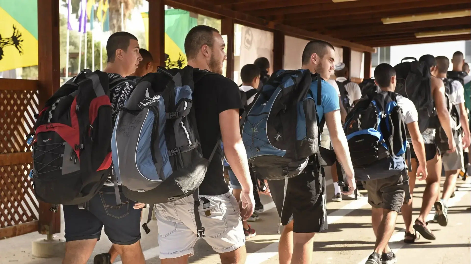 נערים בדרך ללשכת הגיוס בבסיס תל השומר. 25 ביולי 2016 נערים בדרך ללשכת הגיוס בבסיס תל השומר. 25 ביולי 2016