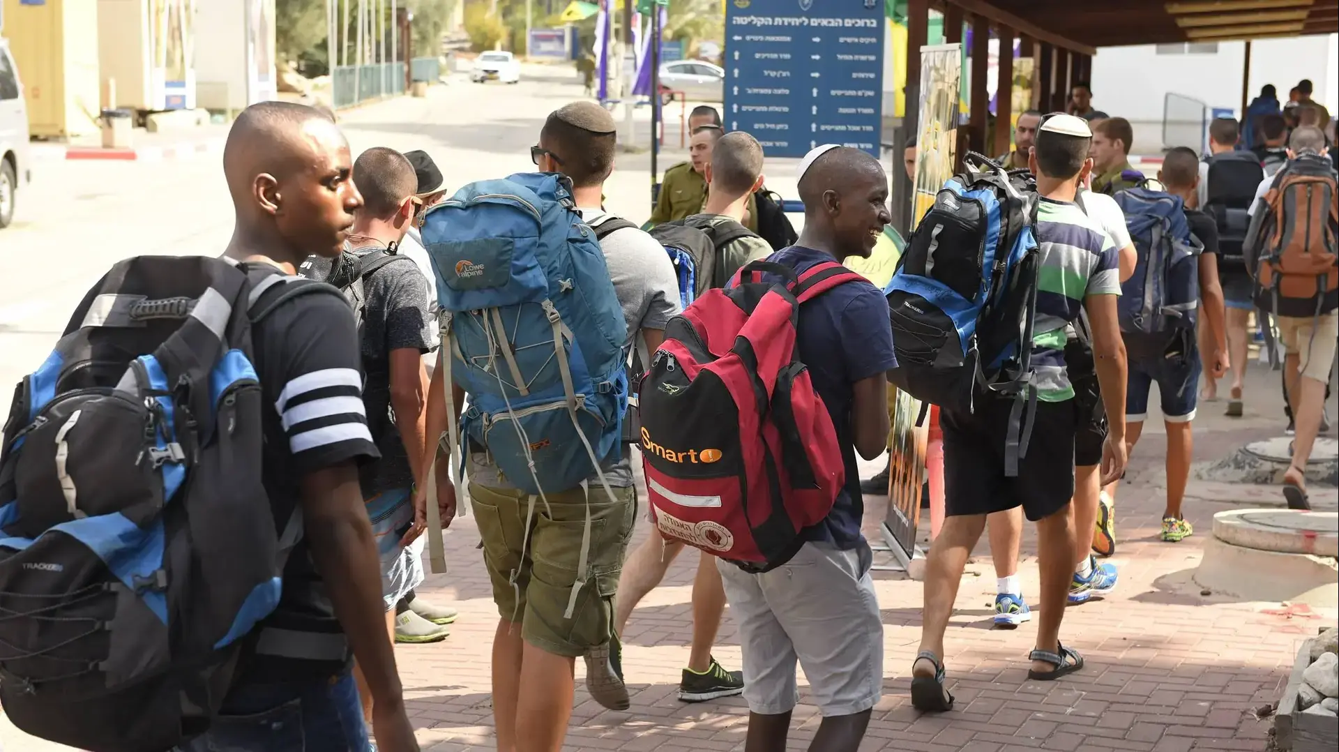 נערים בדרך ללשכת הגיוס בבסיס תל השומר. 25 ביולי 2016