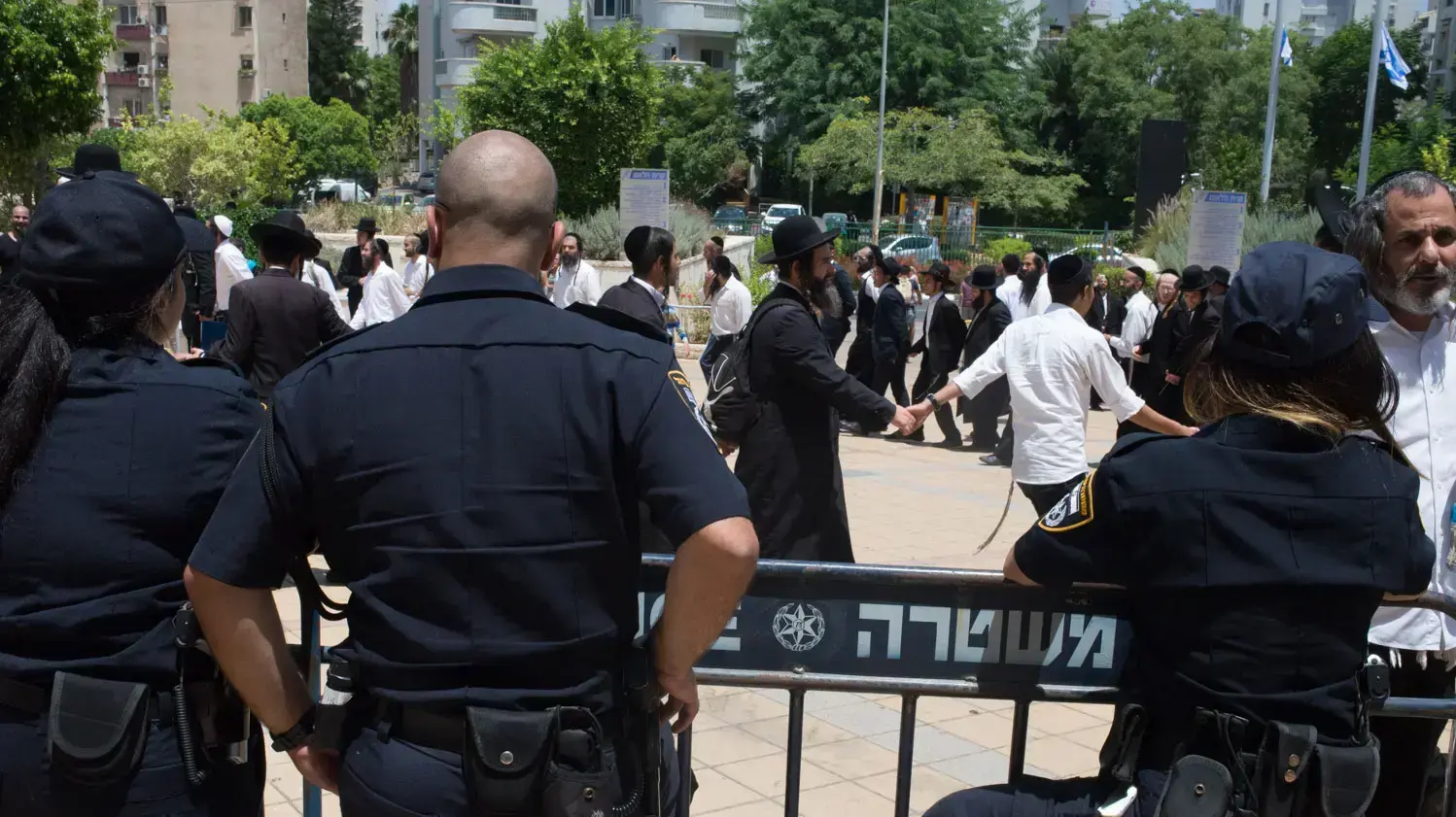 הפגנת תומכי הרב ברלנד, מחוץ לבית המשפט השלום בראשון לציון. 25 ביולי 2016 הפגנת תומכי הרב ברלנד, מחוץ לבית המשפט השלום בראשון לציון. 25 ביולי 2016