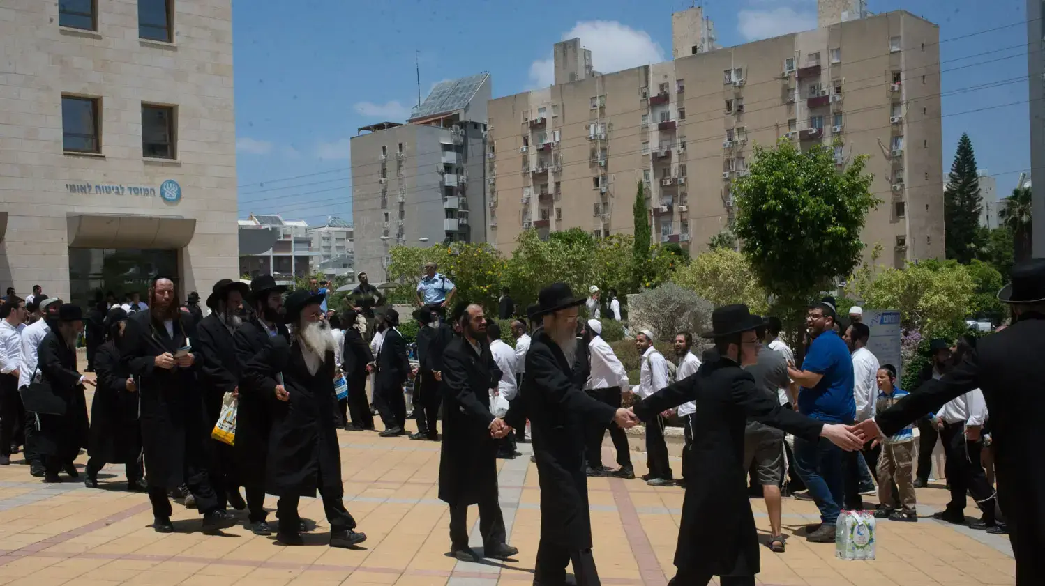 הפגנת תומכי הרב ברלנד, מחוץ לבית המשפט השלום בראשון לציון. 25 ביולי 2016 הפגנת תומכי הרב ברלנד, מחוץ לבית המשפט השלום בראשון לציון. 25 ביולי 2016