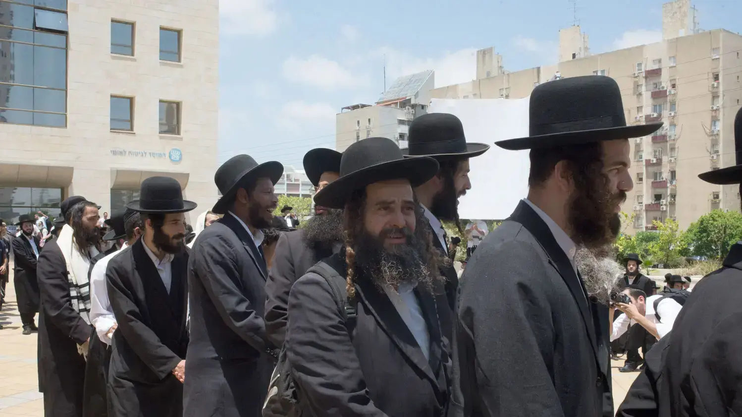 הפגנת תומכי הרב ברלנד, מחוץ לבית המשפט השלום בראשון לציון. 25 ביולי 2016 הפגנת תומכי הרב ברלנד, מחוץ לבית המשפט השלום בראשון לציון. 25 ביולי 2016