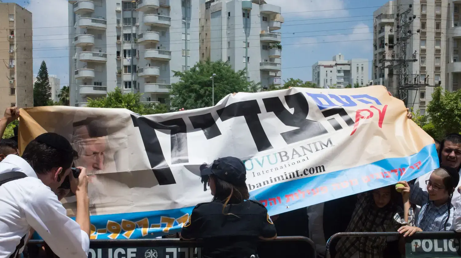 הפגנת תומכי הרב ברלנד, מחוץ לבית המשפט השלום בראשון לציון. 25 ביולי 2016 הפגנת תומכי הרב ברלנד, מחוץ לבית המשפט השלום בראשון לציון. 25 ביולי 2016