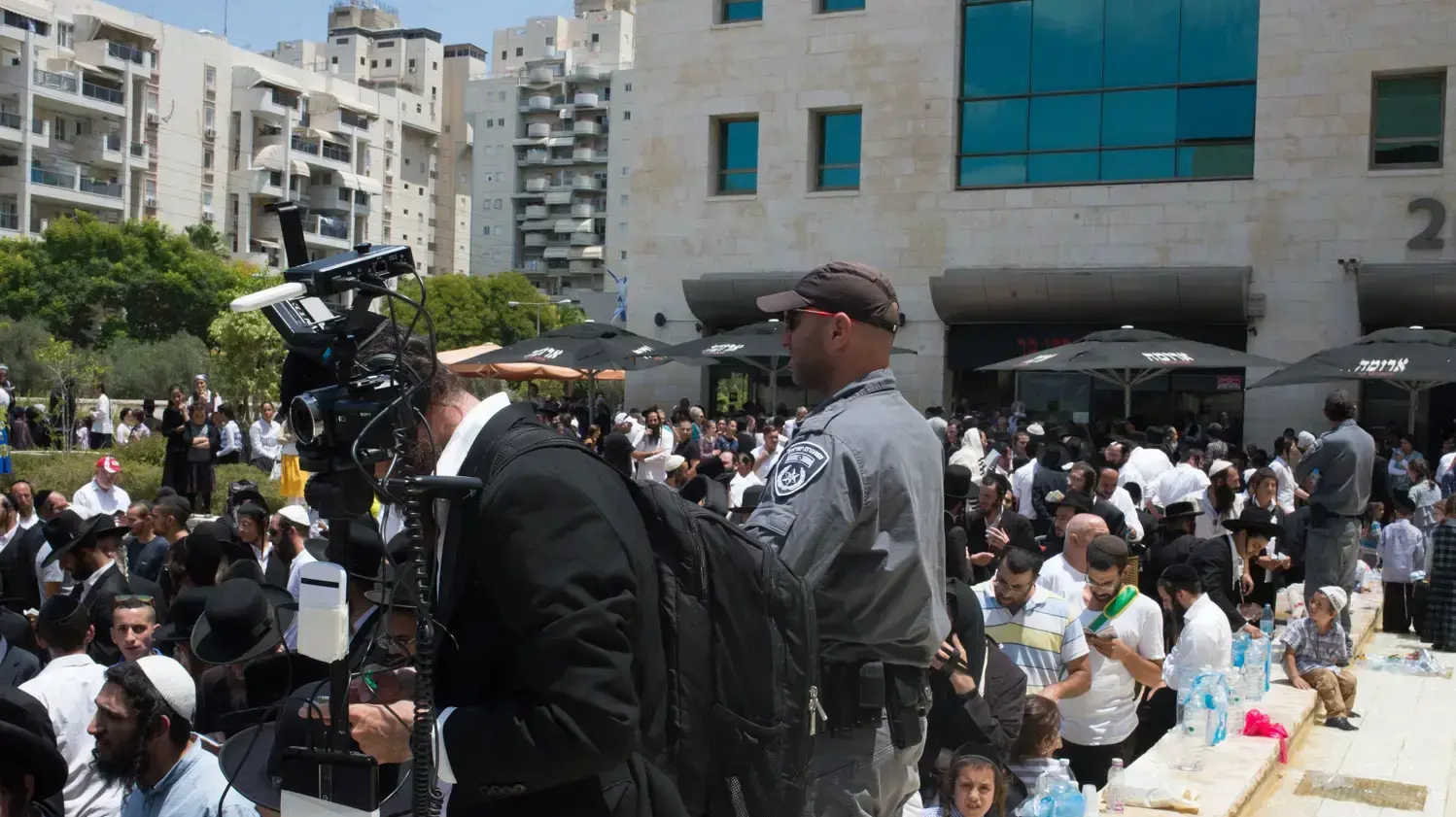 הפגנת תומכי הרב ברלנד, מחוץ לבית המשפט השלום בראשון לציון. 25 ביולי 2016 הפגנת תומכי הרב ברלנד, מחוץ לבית המשפט השלום בראשון לציון. 25 ביולי 2016
