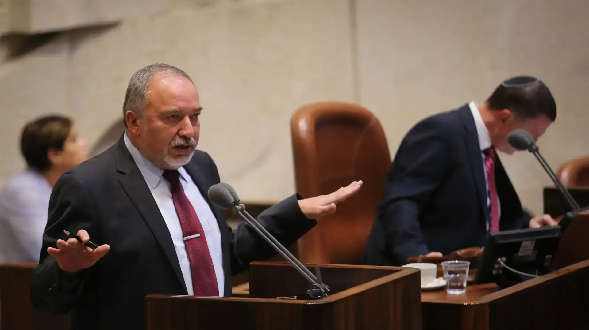 שר הביטחון אביגדור ליברמן במסגרת שעת שאלות, כנסת. יולי 2016 שר הביטחון אביגדור ליברמן במסגרת שעת שאלות, כנסת. יולי 2016