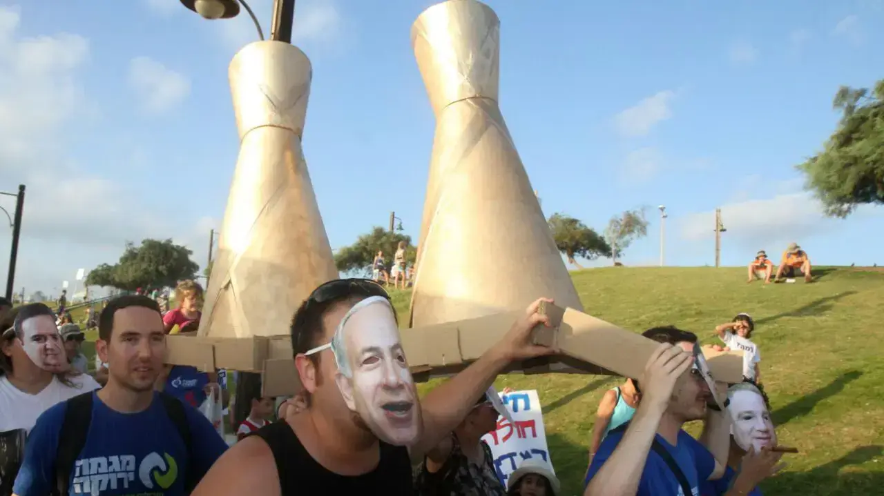 הפגנה של פעילי סביבה בשל ההחלטה להגדיל את פעילות בתי הזיקוק, חוף מרידיאן, חיפה. יולי 2016 הפגנה של פעילי סביבה בשל ההחלטה להגדיל את פעילות בתי הזיקוק, חוף מרידיאן, חיפה. יולי 2016