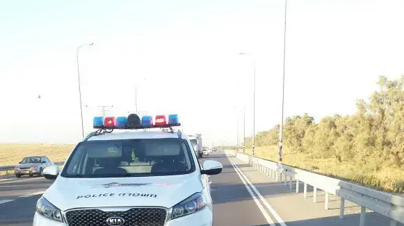 קטינים נוסעים על טרקטורון בכביש 60, סמוך לצומת שוקת בנגב. יולי 2016 קטינים נוסעים על טרקטורון בכביש 60, סמוך לצומת שוקת בנגב. יולי 2016