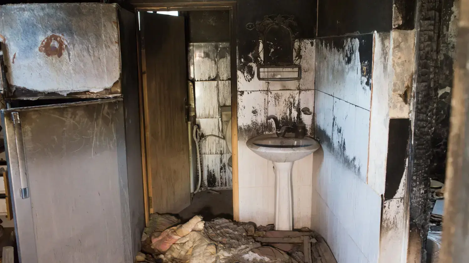 הבית בו נרצחו בני משפחת דוואבשה שנה לאחר הפיגוע בדומא, יולי 2016 הבית בו נרצחו בני משפחת דוואבשה שנה לאחר הפיגוע בדומא, יולי 2016
