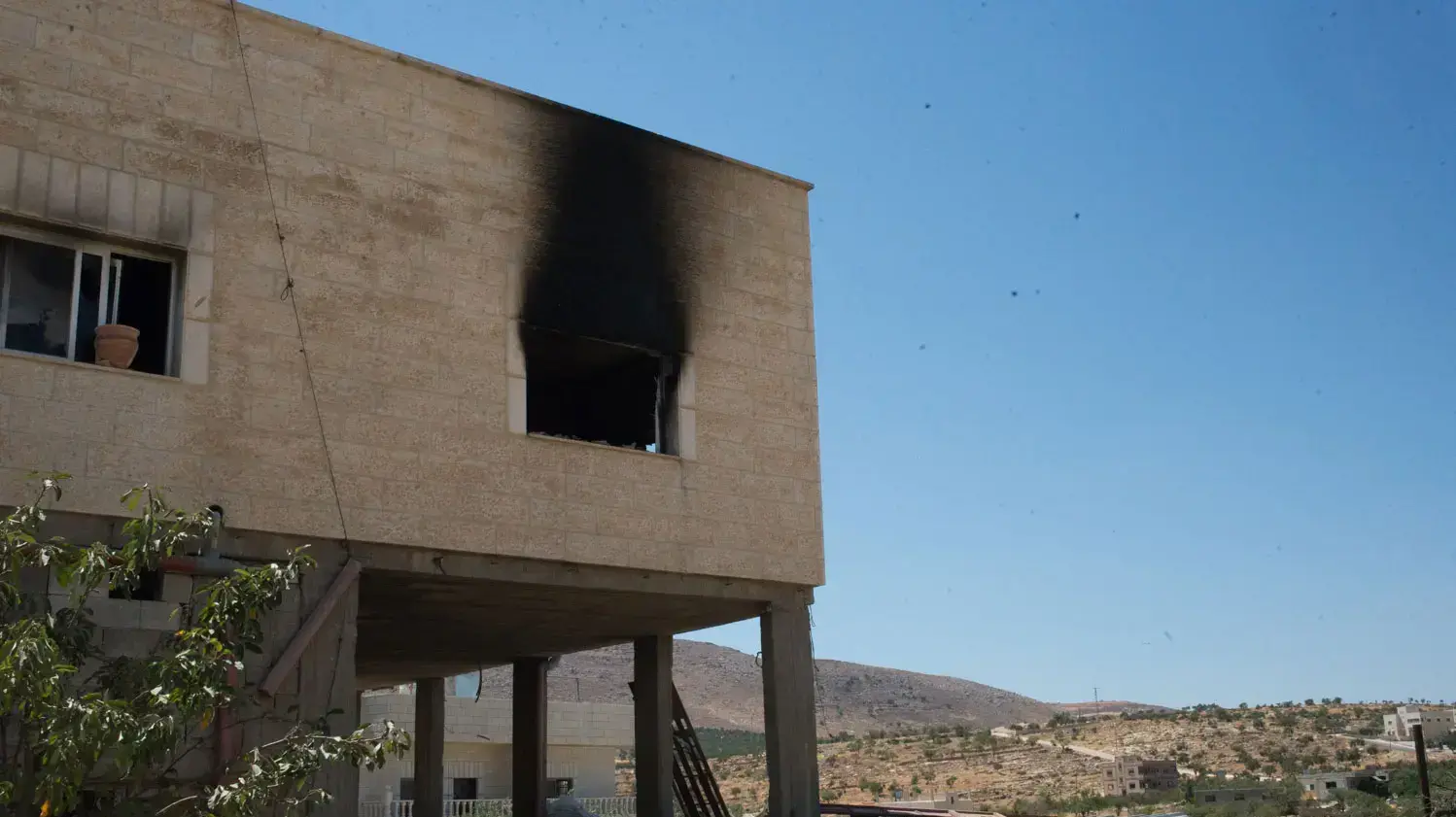הבית בו נרצחו בני משפחת דוואבשה שנה לאחר הפיגוע בדומא, יולי 2016 הבית בו נרצחו בני משפחת דוואבשה שנה לאחר הפיגוע בדומא, יולי 2016