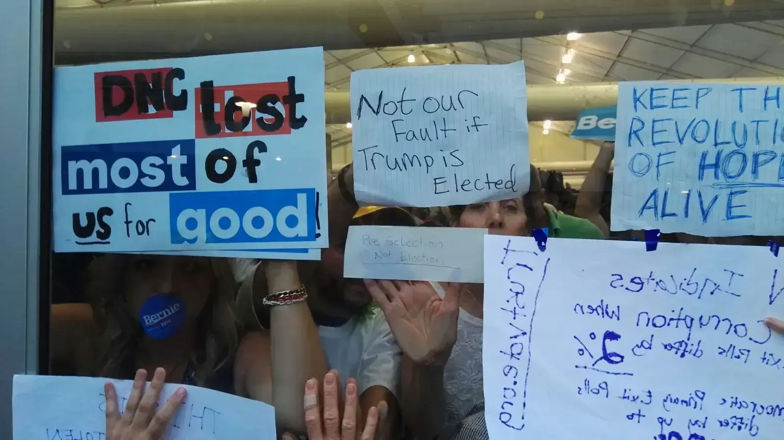תומכי ברני סנדרס - נכנסו לתוך אוהל התקשורת במהלך הוועידה הדמוקרטית תומכי ברני סנדרס - נכנסו לתוך אוהל התקשורת במהלך הוועידה הדמוקרטית