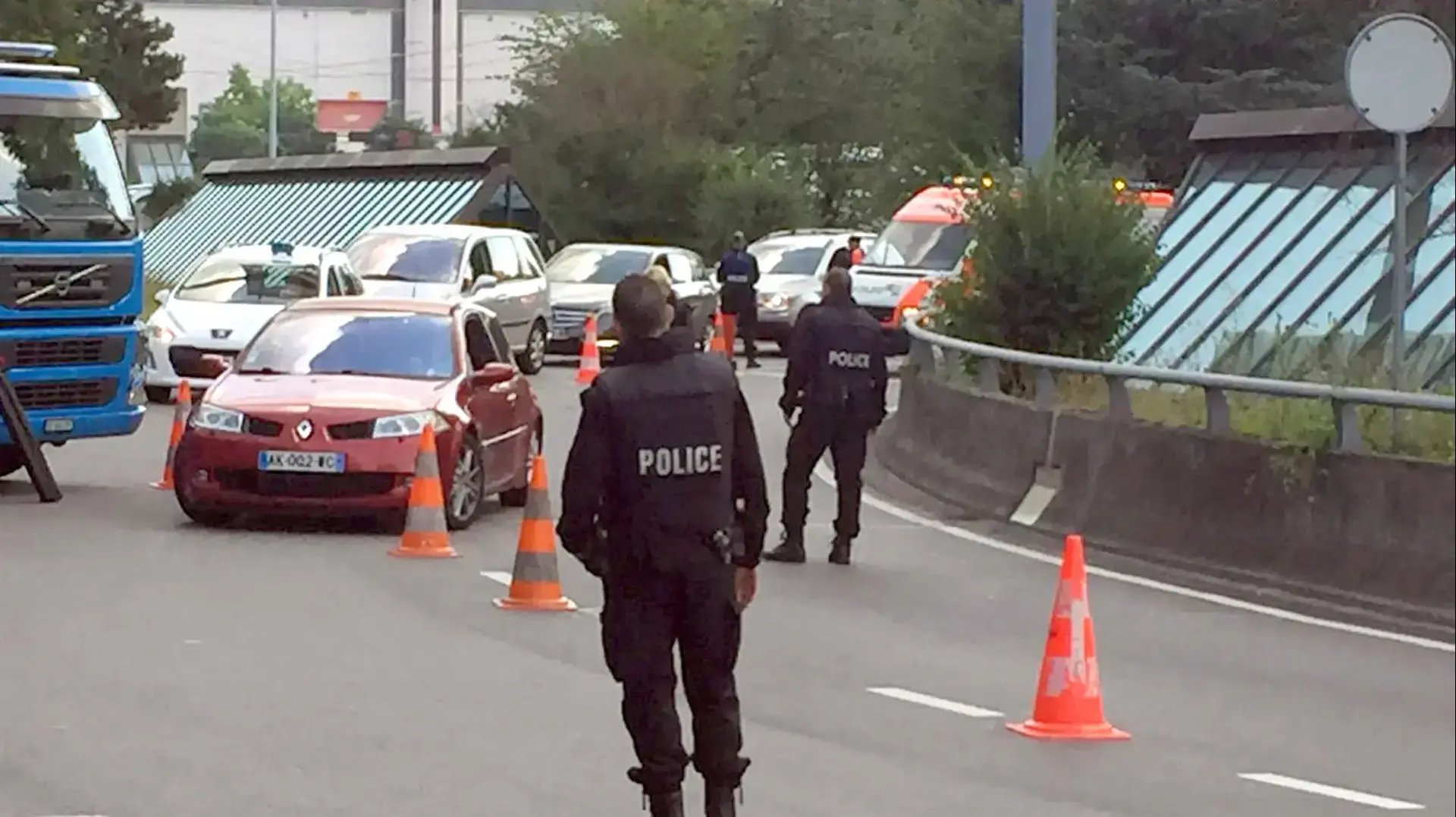 כוננות בנמל התעופה הבינלאומי בז'נבה שבשווייץ בעקבות התרעת שווא על פצצה, יולי 2016 כוננות בנמל התעופה הבינלאומי בז'נבה שבשווייץ בעקבות התרעת שווא על פצצה, יולי 2016